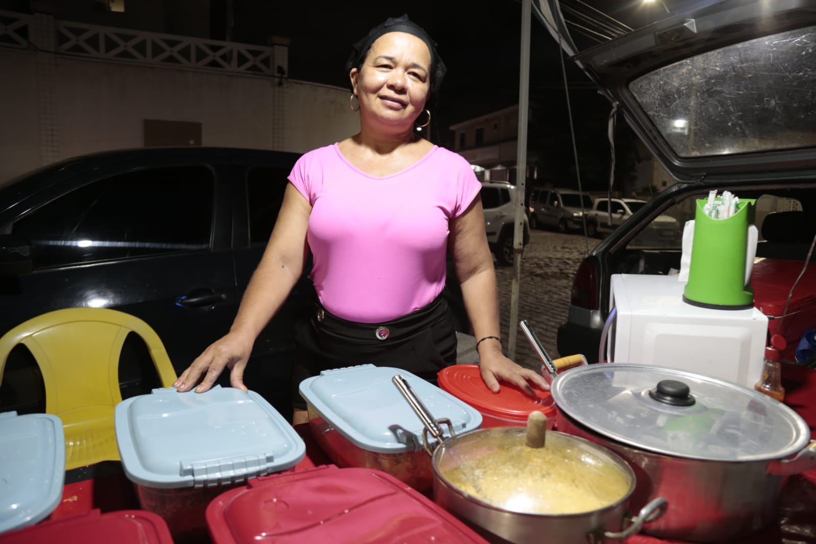 Rosilene Gomes posa para a foto em sua banca de comida